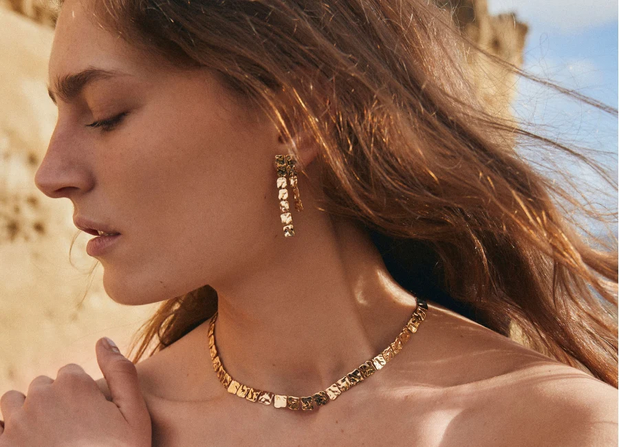 Mujer con collar, pendientes y pulsera de diseño — ideas de regalo en Martínez Joyeros Alcalá de Henares